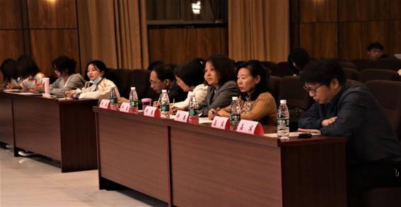 一群人坐在桌子前形貌已自动天生